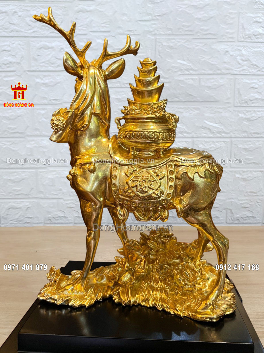 Tượng hươu được đúc hoàn toàn thủ công truyền thống